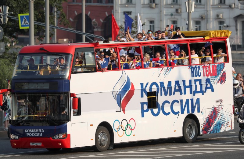 © Reuters. رياضيو اللجنة الأولمبية الروسية خلال حفل استقبالهم في موسكو يوم الاثنين - رويترز
