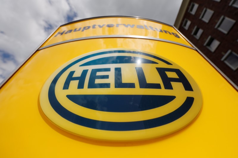 &copy; Reuters. La vente de 60% du capital de l'équipementier automobile allemand Hella pourrait valoriser le groupe autour de huit milliards d'euros. /Photo d'archoves/REUTERS/Wolfgang Rattay