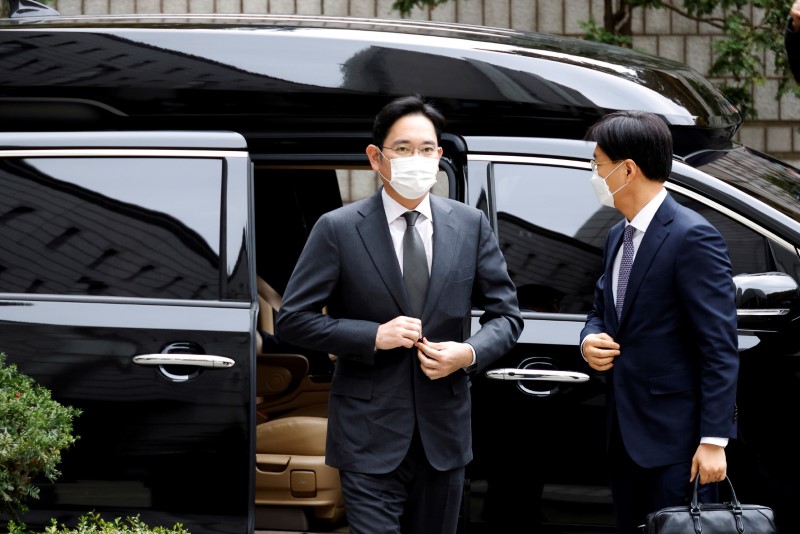 © Reuters. Jay Y. Lee, vice-presidente do conselho de administração da Samsung, chega a tribunal em Seul para audiência 
09/11/2020
REUTERS/Kim Hong-Ji