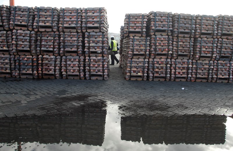 &copy; Reuters. IMAGEN DE ARCHIVO REFERENCIAL. Un trabajador supervisando un cargamento de cobre en el puerto chileno de Valparaíso, el 29 de junio de 2009. REUTERS/Eliseo Fernandez