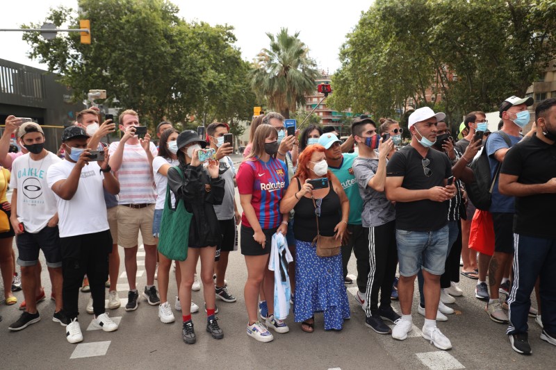 &copy; Reuters. 　サッカーのスペイン１部、バルセロナからの退団が決まったリオネル・メッシを一目でも見ようと、大勢のファンが９日、同選手の自宅前に集結。悲しみの言葉を述べた。写真はメッシの