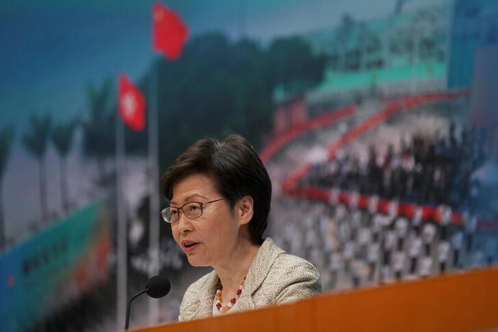 &copy; Reuters. ８月１０日、香港の林鄭月娥（キャリー・ラム）行政長官は定例会見で、外国による制裁への対抗措置を定めた中国本土の「反外国制裁法」を香港に適用することを支持する考えを示した。