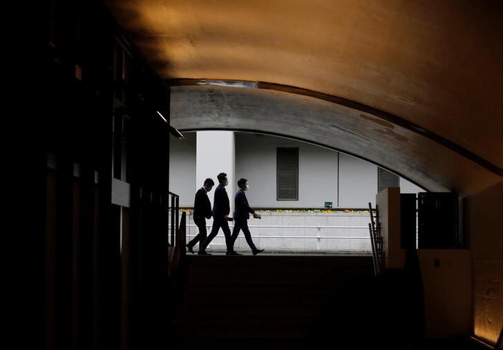 &copy; Reuters. 内閣府が１０日発表した７月の景気ウオッチャー調査で景気の現状判断ＤＩは４８．４と、前月から０．８ポイント上昇した。写真は１月、都内で撮影（２０２１年　ロイター／Kim Kyung-Hoon