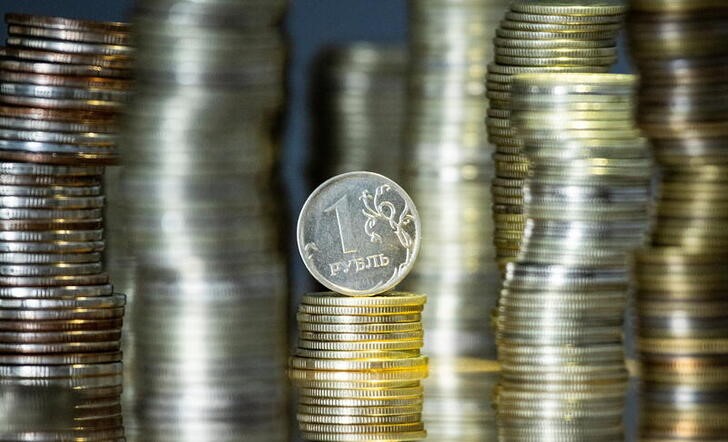 © Reuters. A view shows Russian rouble coins in this illustration picture taken March 25, 2021. REUTERS/Maxim Shemetov/Illustration