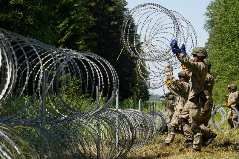 &copy; Reuters. FOTO DE ARCHIVO: Soldados del ejército lituano instalan alambre de púas en la frontera con Bielorrusia en Druskininkai, Lituania 9 de julio de 2021. REUTERS/Janis Laizans