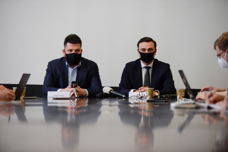 &copy; Reuters. Leonid Volkov, Chief of Staff for Russian opposition leader Alexey Navalny, and Ivan Zhdanov, director of the Anti-Corruption Foundation, hold a press conference at the Permanent Representation of Lithuania to the EU, in Brussels, Belgium, February 22, 20