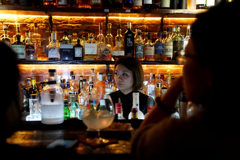 © Reuters. A bartender works at a bar in Shanghai, China, April 6, 2018. Picture taken April 6, 2018. REUTERS/Aly Song