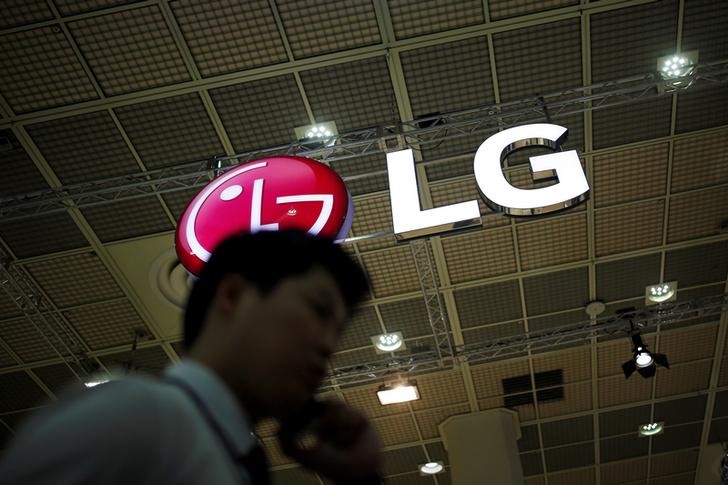 &copy; Reuters. A man talking on his phone walks past the logo of LG Electronics during Korea Electronics Show 2016 in Seoul, South Korea, October 27, 2016.  REUTERS/Kim Hong-Ji