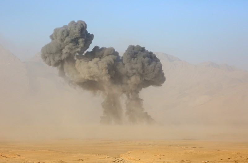 &copy; Reuters. El humo se eleva durante los ejercicios militares conjuntos en los que participan Rusia, Uzbekistán y Tayikistán, en el campo de entrenamiento de Harb-Maidon, situado cerca de la frontera tayiko-afgana en la región de Khatlon de Tayikistán el 10 de ag