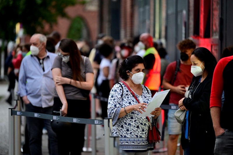 &copy; Reuters. Persone in fila per il vaccino presso il centro di vaccinazione Arena Treptow a Berlino. 9 agosto 2021 John Macdougall/Pool via REUTERS