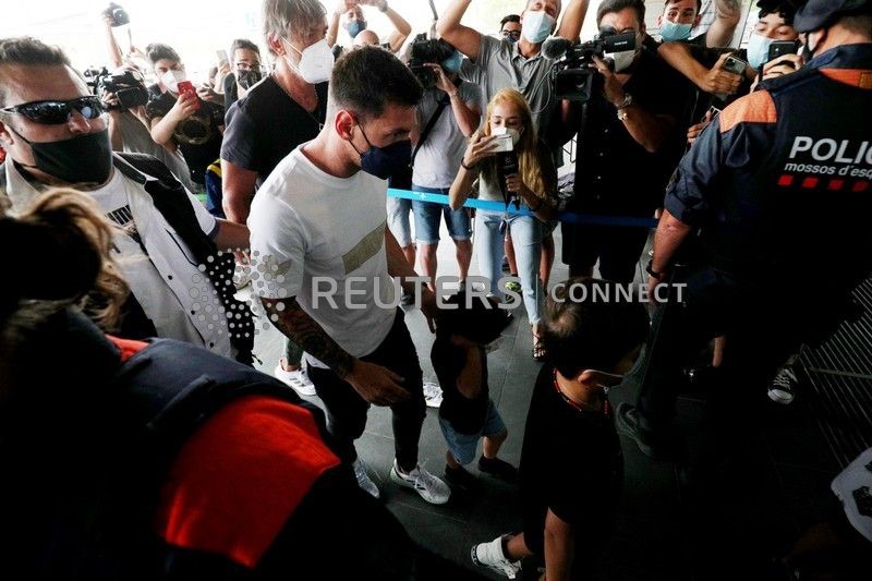 &copy; Reuters. Le footballeur argentin Lionel Messi va signer dans la journée un contrat avec le Paris Saint-Germain, a déclaré à la presse son père, Jorge Messi. /Photo prise le 10 août 2021/REUTERS/Albert Gea