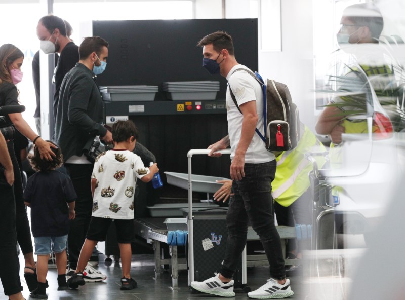 &copy; Reuters. Lionel Messi no aeroporto de Barcelona
10/08/2021
REUTERS/Albert Gea