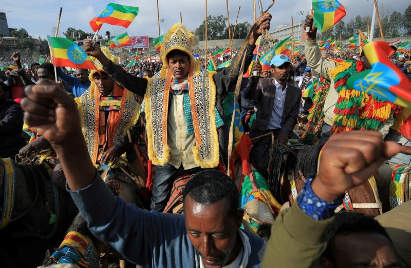 © Reuters. أناس يشاركون في مظاهرة لدعم قوات الدفاع الوطني ضد قوات إقليم تيجراي في أديس أبابا عاصمة إثيوبيا يوم 8 أغسطس آب 2021. تصوير: تيكسا نيجري - رويترز. 