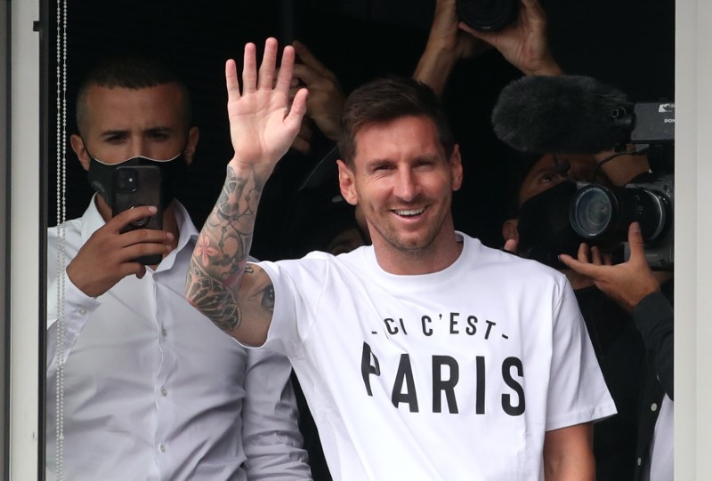 © Reuters. Lionel Messi, considéré comme l'un des meilleurs footballeurs de l'histoire, a signé mardi un contrat de deux ans avec le Paris Saint-Germain (PSG). /Photo prise le 10 août 2021/REUTERS/Yves Herman