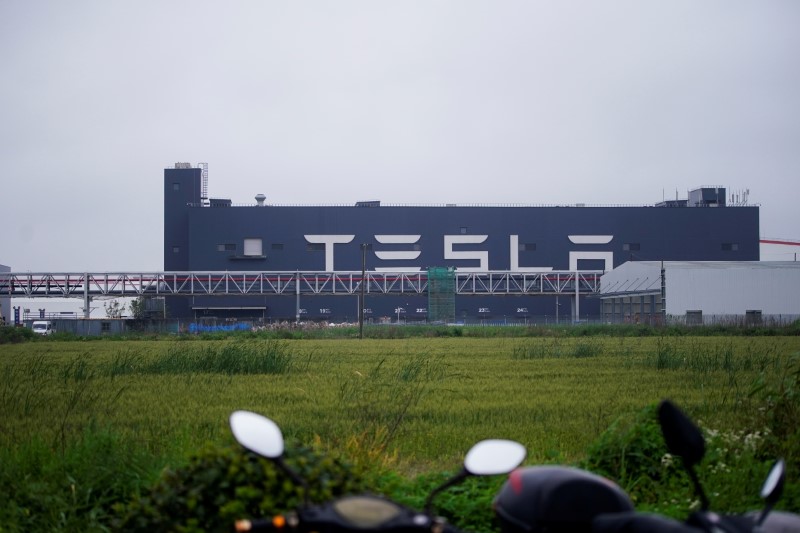 &copy; Reuters. مصنع تسلا في شنغهاي في 13 مايو أيار 2021. تصوير: علي سونج - رويترز