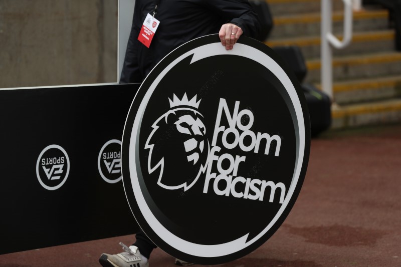 &copy; Reuters. لافتة تندد بالعنصرية في الدوري الإنجليزي. رويترز