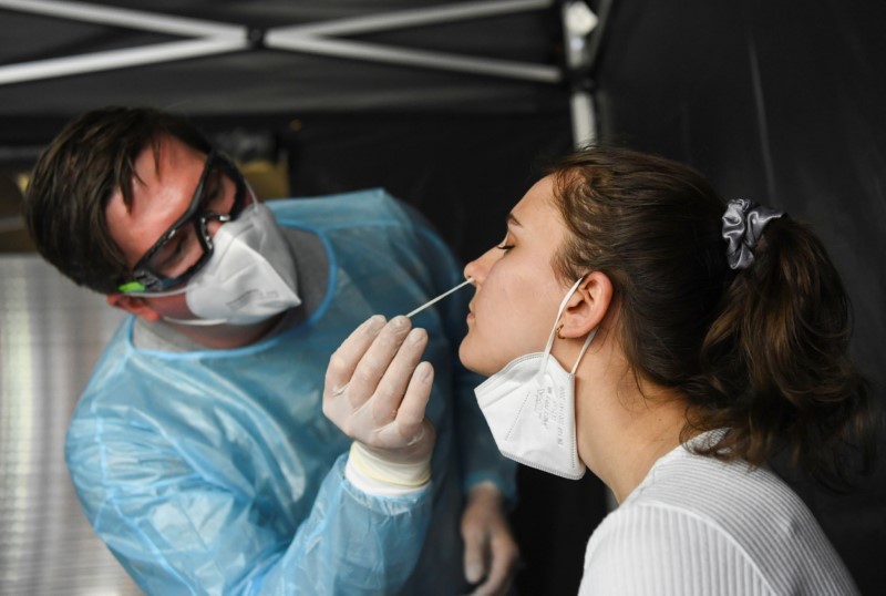 &copy; Reuters. ドイツ政府が新型コロナウイルスワクチン接種の促進に向け、１０月１１日付で無料の新型コロナ検査の提供を打ち切ることが関係筋の話で分かった。写真はドイツで５月１１日撮影（２０