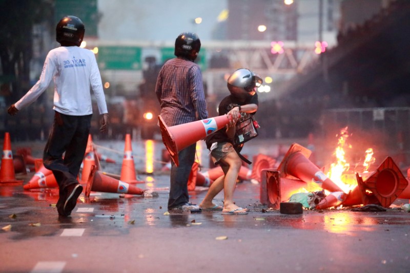 &copy; Reuters. محتجون يشاركون في مظاهرة احتجاجا على أسلوب تعامل الحكومة مع أزمة جائحة كوفيد-19 في بانكوك عاصمة تايلاند يوم الثلاثاء. تصوير: سوي زيا تون - روي