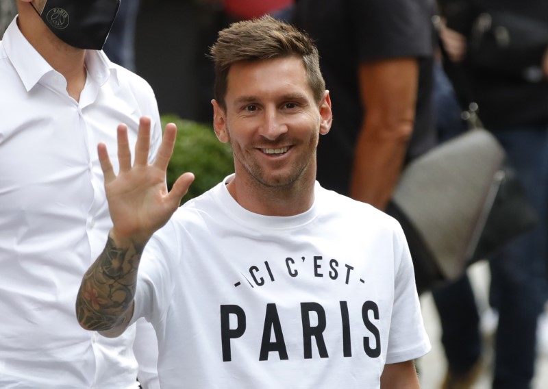 © Reuters. Soccer Football - Lionel Messi arrives in Paris to join Paris St Germain - Paris, France - August 10, 2021  Lionel Messi arrives at the Royal Monceau Hotel REUTERS/Sarah Meyssonnier