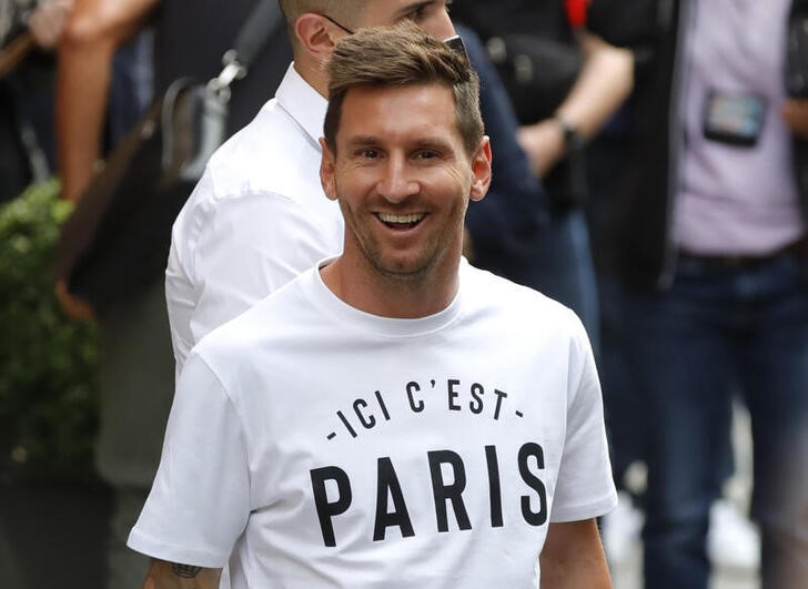 &copy; Reuters. El delantero argentino Lionel Messi sonríe a las cámaras con una camiseta del PSG tras llegar al hotel Royal Monceau de París. Agosto 10, 2021. REUTERS/Sarah Meyssonnier