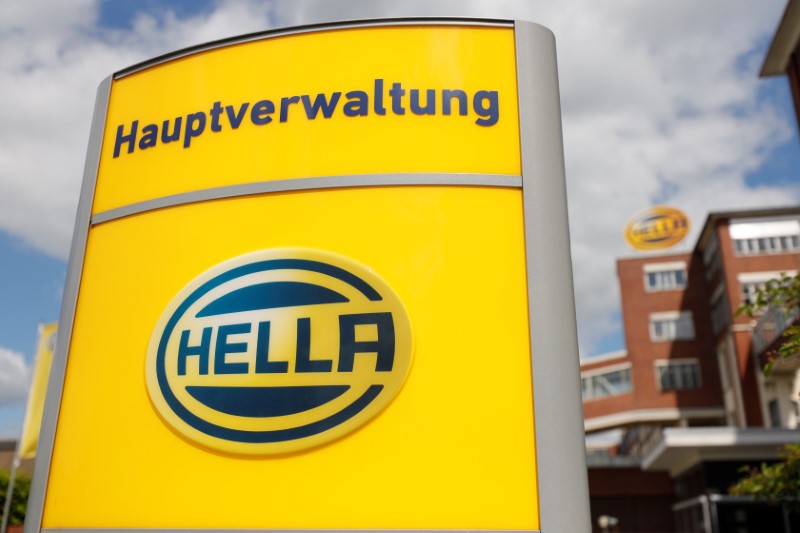 &copy; Reuters. Les acquéreurs potentiels d'Hella devraient présenter des offres valorisant l'équipementier automobile allemand autour de 7 milliards d'euros. /Photo d'archives/REUTERS/Wolfgang Rattay