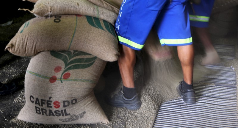 © Reuters. Sacas de café para exportação em Santos (SP) 
10/12/2015
REUTERS/Paulo Whitaker