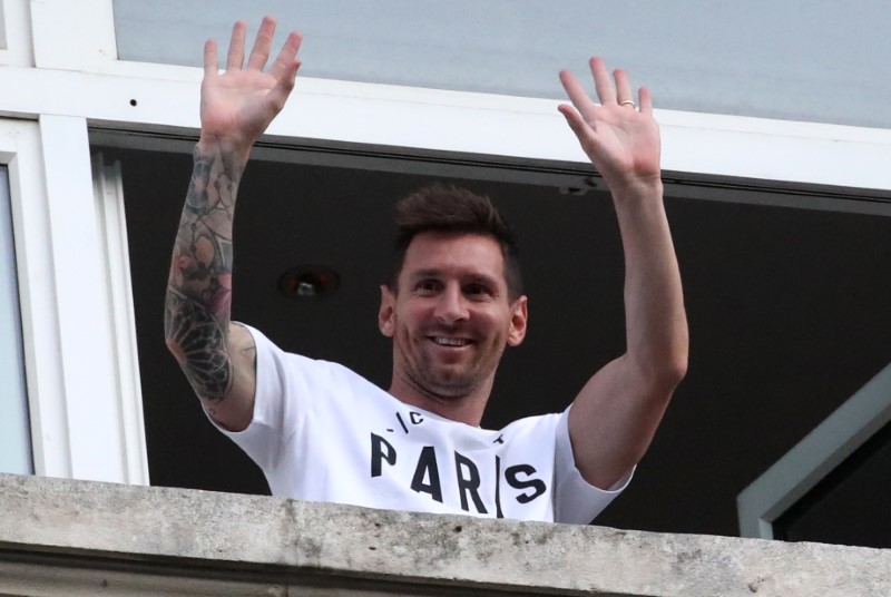 &copy; Reuters. L'attaquant argentin Lionel Messi a signé mardi un contrat de deux ans, assorti d'une option pour une saison supplémentaire, avec le Paris Saint-Germain (PSG). /Photo prise le 10 août 2021/REUTERS/Yves Herman