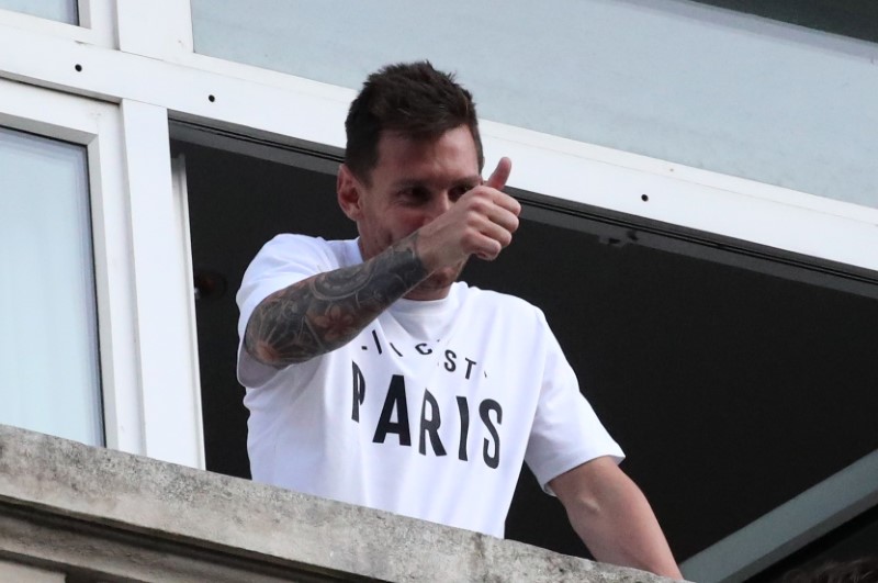 &copy; Reuters. Lionel Messi saluda a seguidores del Paris St Germain desde el balcón del Hotel Royal Monceau, en París, Francia - Agosto 10, 2021 REUTERS/Yves Herman