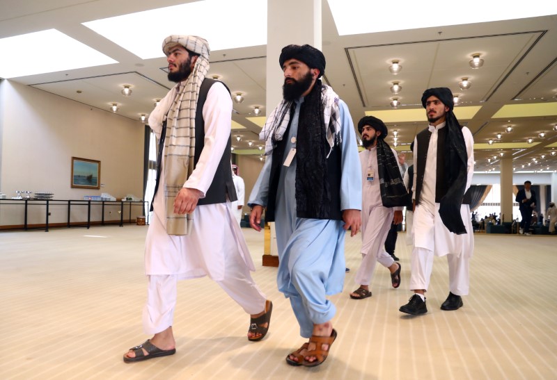 © Reuters. أعضاء من وفد حركة طالبان بمحادثات السلام في الدوحة في صورة من أرشيف رويترز