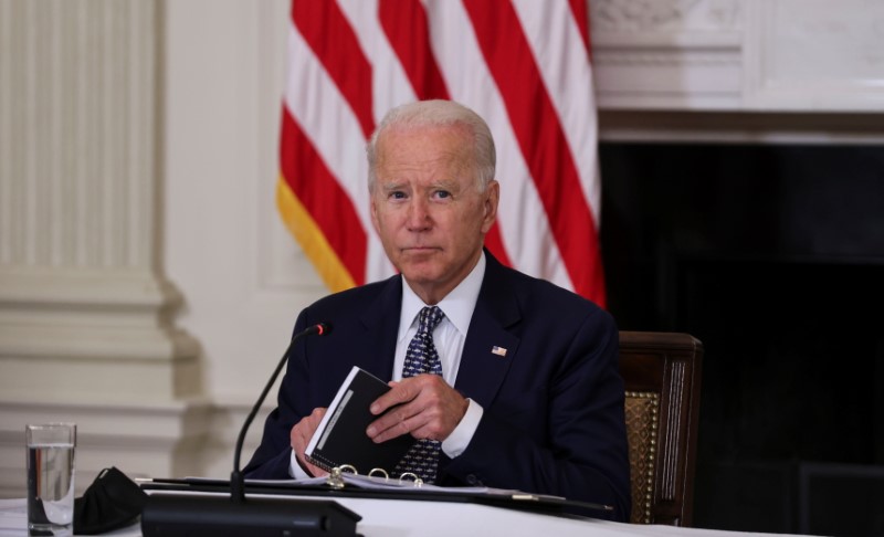 &copy; Reuters. U.S. President Joe Biden hosts a briefing from the Federal Emergency Management Agency (FEMA) and his Homeland Security and coronavirus disease (COVID-19) response teams on how the pandemic is impacting hurricane preparedness," in the State Dining Room at