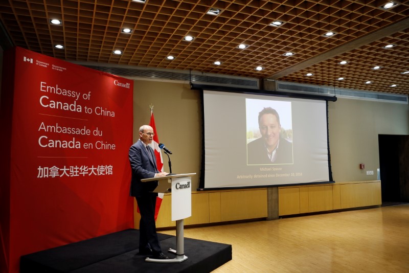 © Reuters. Jim Nickel, Charge d'affaires of the Canadian Embassy in Beijing, speaks at the embassy in Beijing as a court in Dandong rules on the case of Michael Spavor, charged with espionage in June 2019, China August 11, 2021. REUTERS/Florence Lo