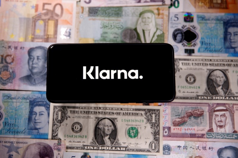 &copy; Reuters. FILE PHOTO: A smartphone displays a Klarna logo on top of banknotes is in this illustration taken January 6, 2020. REUTERS/Dado Ruvic/File Photo