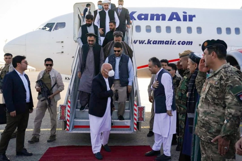 &copy; Reuters. الرئيس الأفغاني أشرف غني لدى وصوله إلى مزار الشريف يوم الأربعاء. صورة لرويترز من القصر الرئاسي الأفغاني. يحظر إعادة بيع الصورة أو الاحتفاظ ب