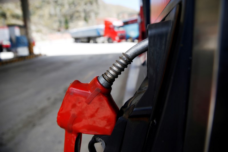 &copy; Reuters. FILE PHOTO: A closed petrol pump is seen in Chuquiaguillo, on the outskirts of La Paz, Bolivia, November 17, 2019. REUTERS/David Mercado/File Photo