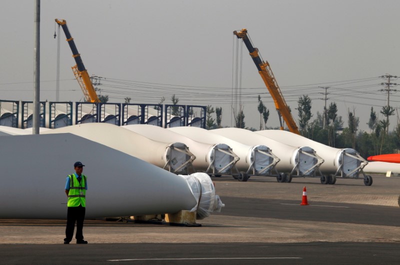 &copy; Reuters. FOTO DE ARCHIVO: Un guardia de seguridad junto a palas y bases de aerogeneradores en el recinto de la fábrica de la empresa Vestas Wind Technology, situada en la ciudad de Tianjin, al norte de China, el 14 de septiembre de 2010. REUTERS/David Gray