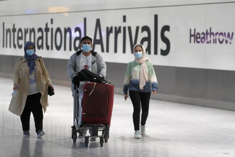 &copy; Reuters. مسافرون لدى وصولهم لمطار هيثرو البريطاني يوم الثاني من أغسطس آب 2021. تصوير: بيتر نيكولز - رويترز.