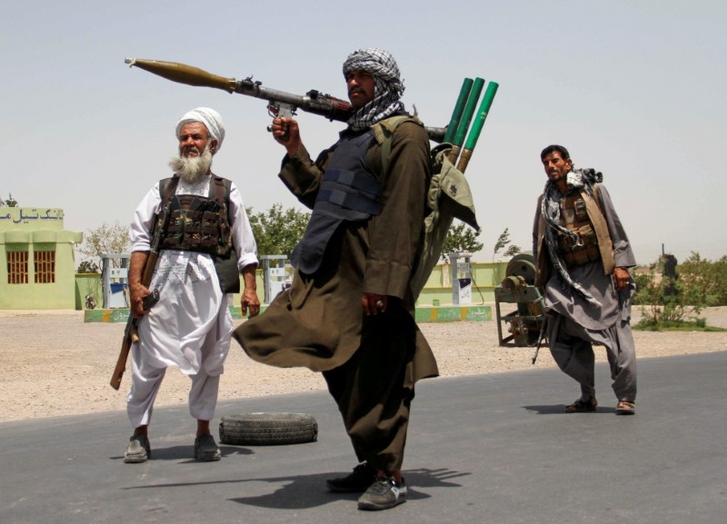 &copy; Reuters. FOTO DE ARCHIVO: Antiguos muyahidines sostienen armas en apoyo de las fuerzas afganas contra los talibanes a las afueras de la provincia de Herat, Afganistán, el 10 de julio de 2021. REUTERS/Jalil Ahmad