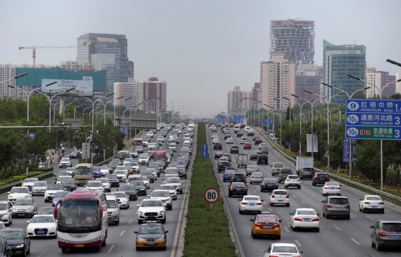 &copy; Reuters.   ８月１１日、中国汽車工業協会（ＣＡＡＭ）が発表した７月の国内自動車販売台数は、前年同月比１１．９％減の１８６万台だった。北京で２０１９年７月撮影（２０２１年　ロイター/Jas