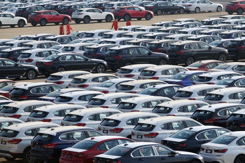 &copy; Reuters. Les ventes de voitures en Chine ont baissé pour le troisième mois consécutif en juillet, pénalisées par les inondations, la pandémie de coronavirus et la pénurie mondiale de semi-conducteurs, selon des données publiées mercredi par l'Association 
