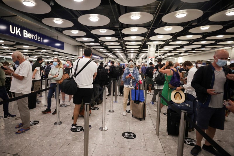 &copy; Reuters. L'aéroport britannique de Heathrow a fait état mercredi d'un rebond de son trafic passagers en juillet, le mois le plus chargé depuis le début de la pandémie, à la faveur de l'assouplissement des restrictions liées aux voyages. /Photo prise le 29 j