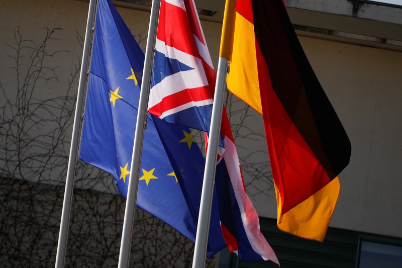 © Reuters. FILE PHOTO: European Union, British and German flags flutter in front of a chancellery ahead of a visit of British Prime Minister Theresa May in Berlin, Germany, April 9, 2019. REUTERS/Hannibal Hanschke