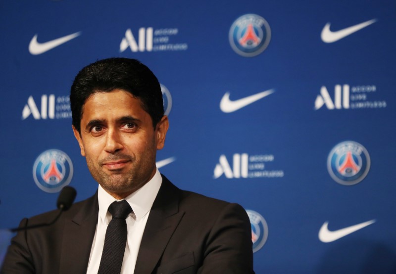 © Reuters. ناصر الخليفي رئيس نادي باريس سان جيرمان المنافس في دوري الدرجة الأولى الفرنسي لكرة القدم خلال مؤتمر صحفي يوم الأربعاء. صورة لرويترز.