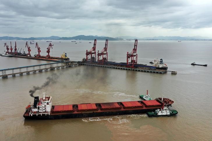 &copy; Reuters. 中国東部の主要コンテナ港である寧波舟山港は１１日、従業員１人が新型コロナウイルス検査で１０日に陽性反応を示したため、業務を停止したと発表した。同港で２０１９年撮影の提供写
