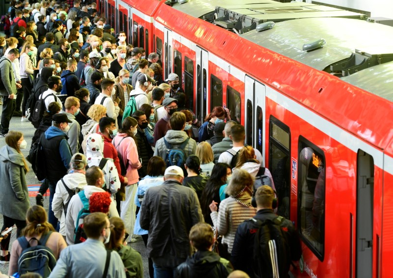 © Reuters. Passengers wait for a train during a rail drivers' strike of the German Train Drivers' Union (GDL) in Hamburg, Germany August 11, 2021. REUTERS/Fabian Bimmer