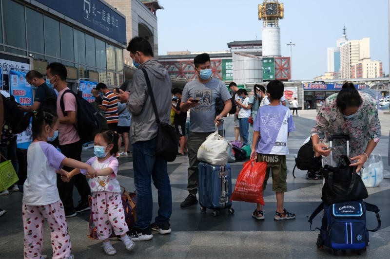 &copy; Reuters. Passageiros aguardam para entrar em estação ferroviária em meio à pandemia de Covid-19 em Pequim
06/08/2021 REUTERS/Tingshu Wang