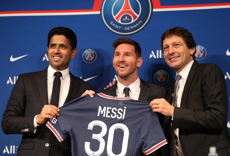 &copy; Reuters. Lionel Messi mostra camisa que usará no Paris St Germain ao lado do presidente do clube, Nasser Al-Khelaifi, e do diretor esportivo do PSG, Leonardo
11/08/2021 REUTERS/Sarah Meyssonnier