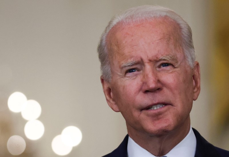 © Reuters. FILE PHOTO: U.S. President Joe Biden takes a question about New York Governor Andrew Cuomo's resignation while discussing the U.S. Senate's passage of the $1 trillion bipartisan infrastructure bill, in the East Room at the White House in Washington, U.S., August 10, 2021. REUTERS/Evelyn Hockstein