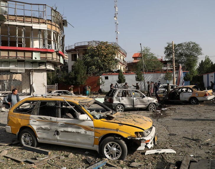 © Reuters. Damaged cars are seen at the site of yesterday's night-time car bomb blast in Kabul, Afghanistan August 4, 2021. REUTERS/Stringer