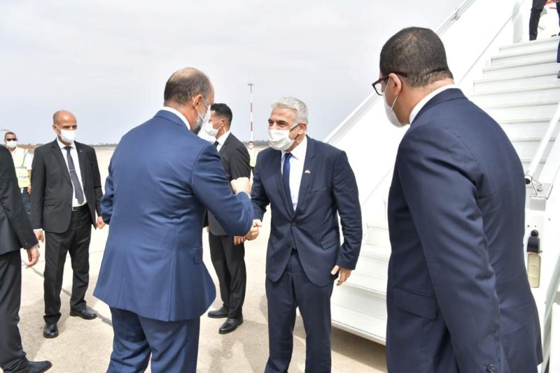 © Reuters. استقبال وزير الخارجية الإسرائيلي يائير لابيد في المغرب اليوم الأربعاء. صورة حصلت عليها رويترز من طرف ثالث