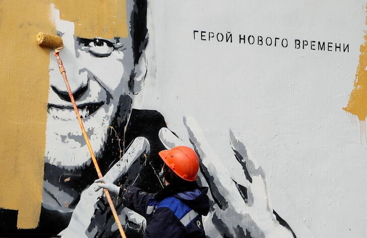 &copy; Reuters. A worker paints over a graffiti depicting jailed Russian opposition politician Alexei Navalny in Saint Petersburg, Russia April 28, 2021. The graffiti reads: "The hero of the new age". REUTERS/Anton Vaganov   